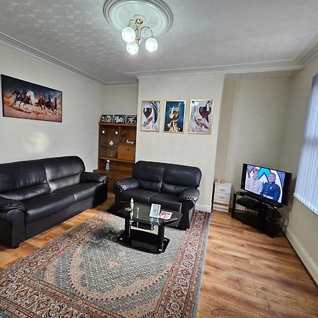 Spacious Two Bedroom House, Parking And Wifi リーズ エクステリア 写真