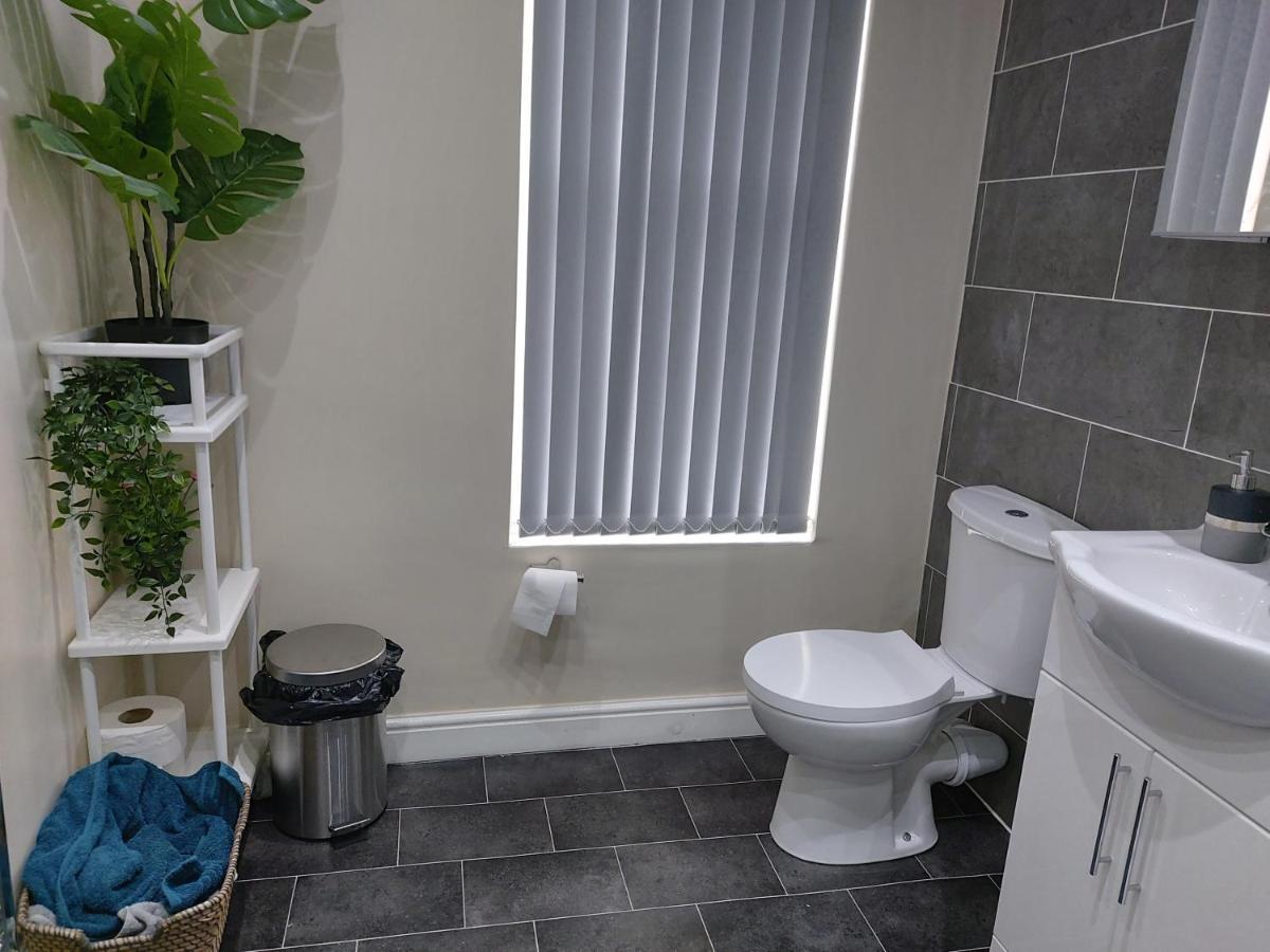 Spacious Two Bedroom House, Parking And Wifi リーズ エクステリア 写真
