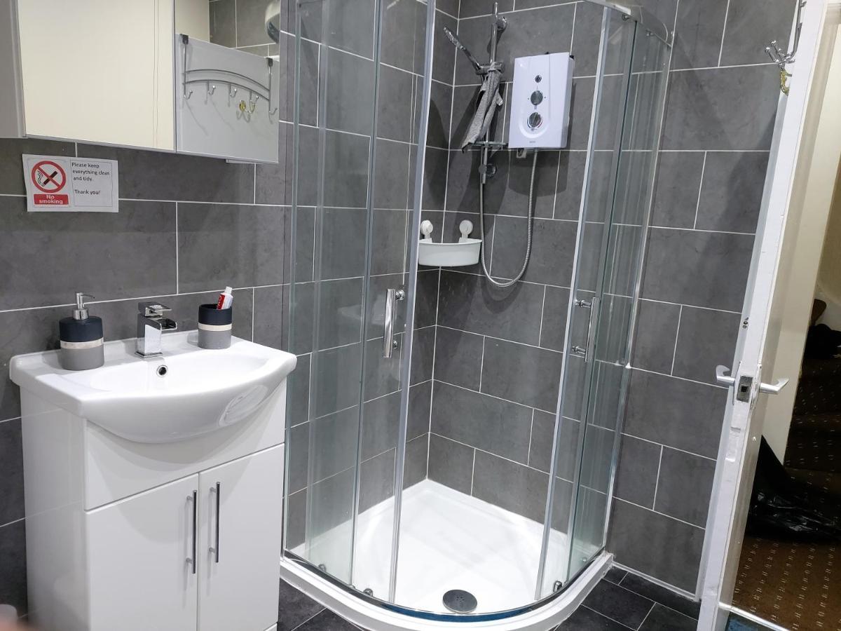 Spacious Two Bedroom House, Parking And Wifi リーズ エクステリア 写真
