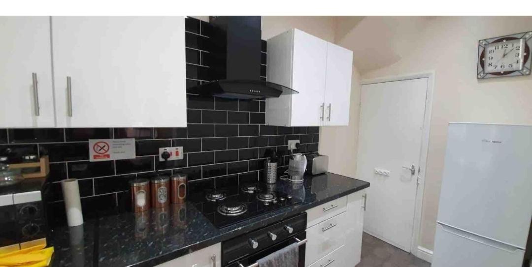 Spacious Two Bedroom House, Parking And Wifi リーズ エクステリア 写真