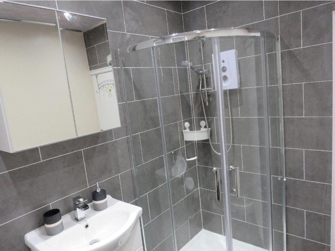 Spacious Two Bedroom House, Parking And Wifi リーズ エクステリア 写真