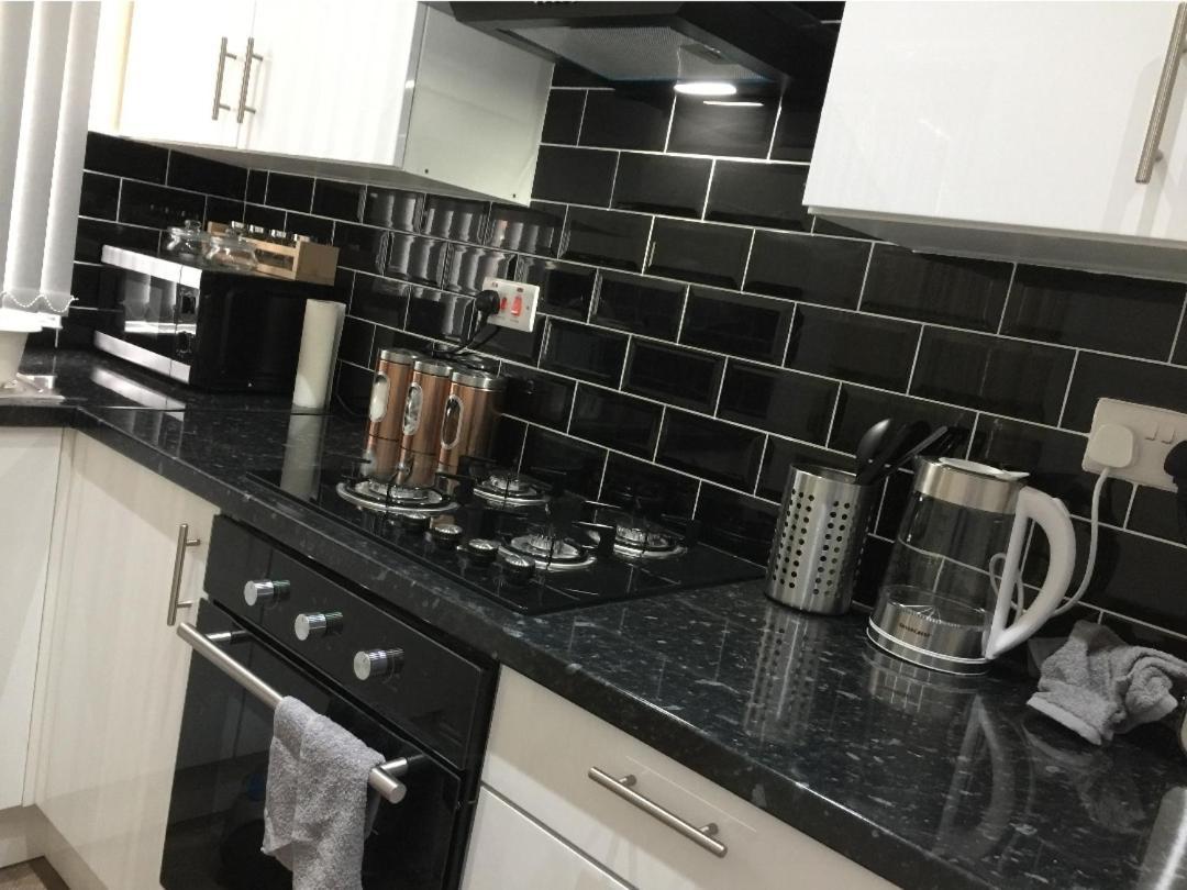 Spacious Two Bedroom House, Parking And Wifi リーズ エクステリア 写真