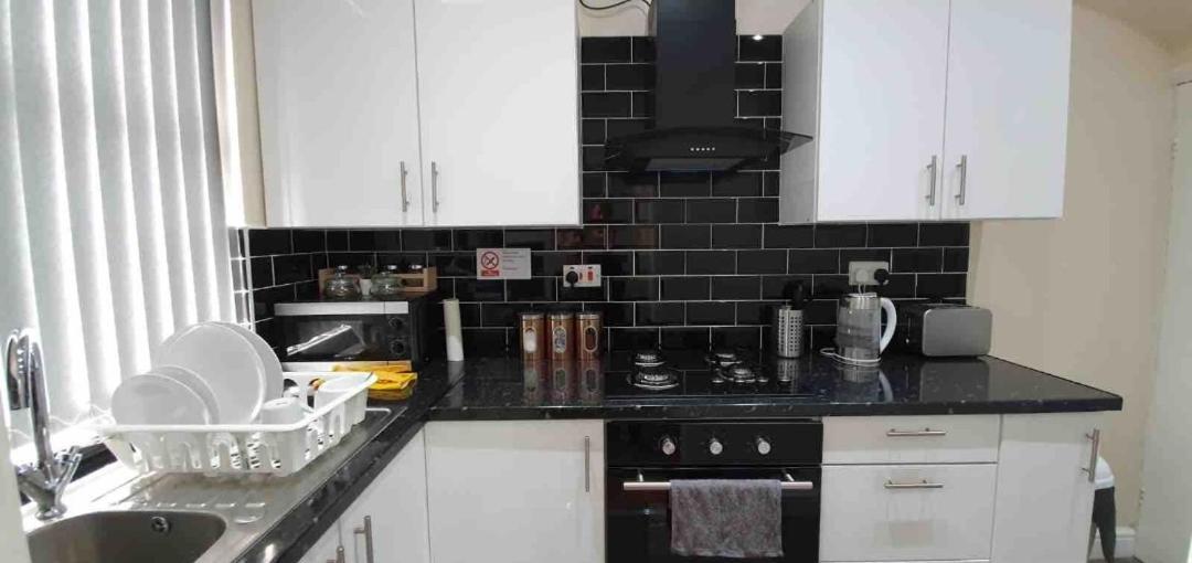 Spacious Two Bedroom House, Parking And Wifi リーズ エクステリア 写真