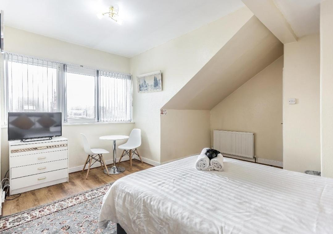 Spacious Two Bedroom House, Parking And Wifi リーズ エクステリア 写真