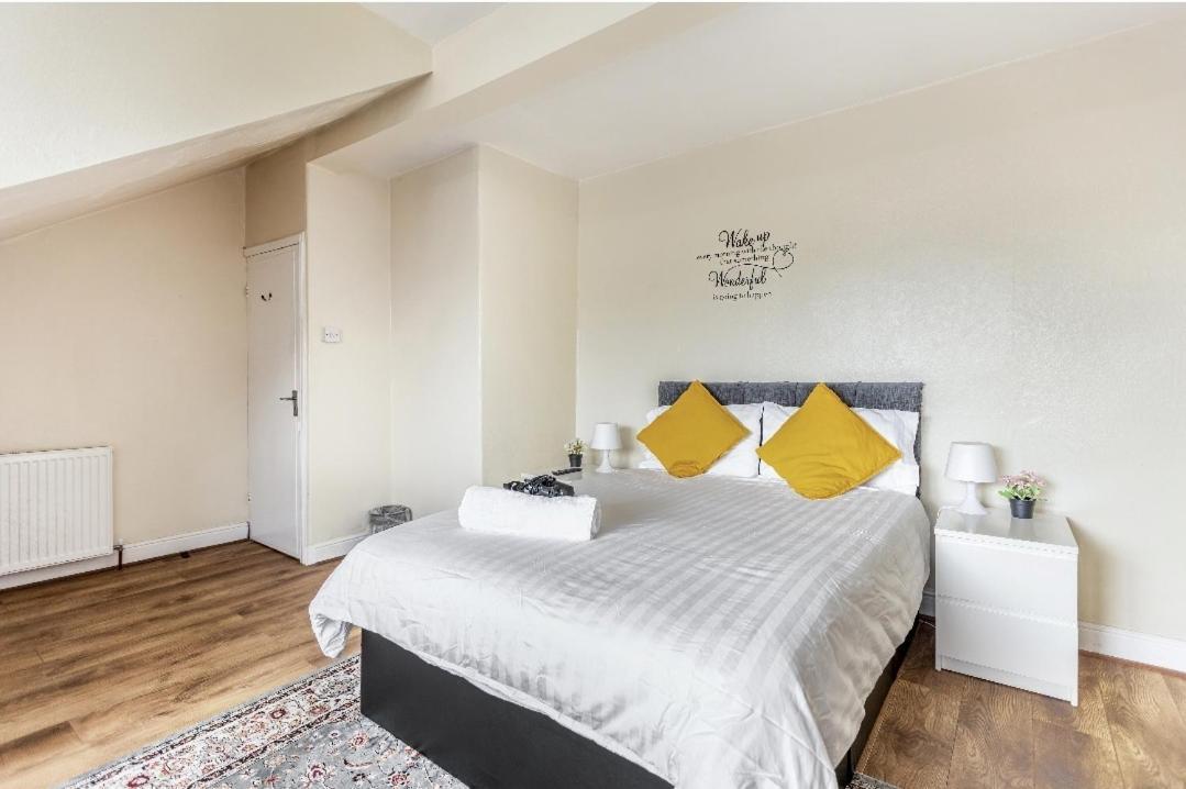 Spacious Two Bedroom House, Parking And Wifi リーズ エクステリア 写真