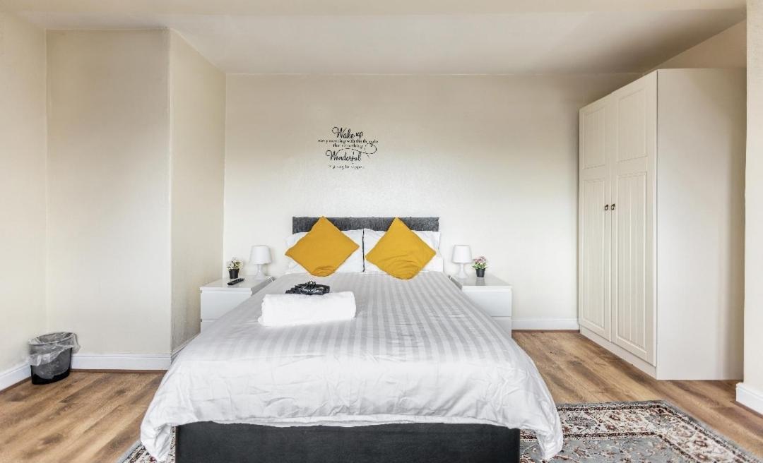 Spacious Two Bedroom House, Parking And Wifi リーズ エクステリア 写真