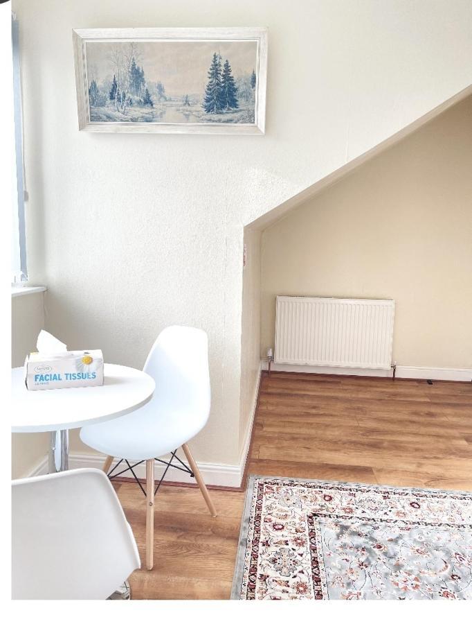 Spacious Two Bedroom House, Parking And Wifi リーズ エクステリア 写真