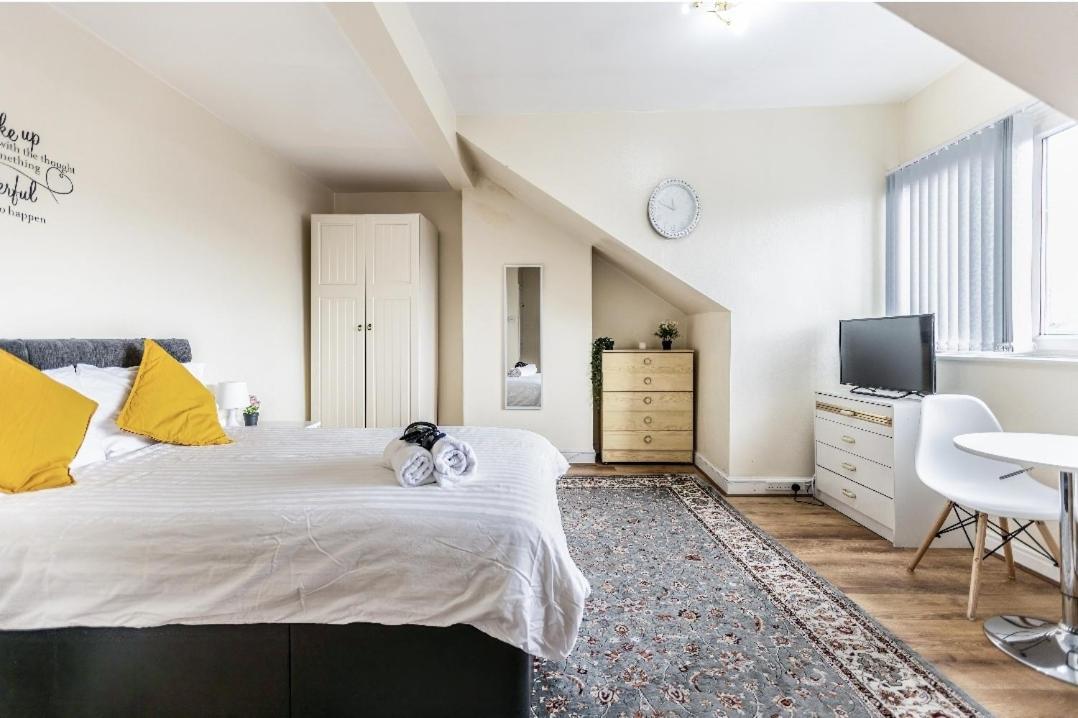 Spacious Two Bedroom House, Parking And Wifi リーズ エクステリア 写真