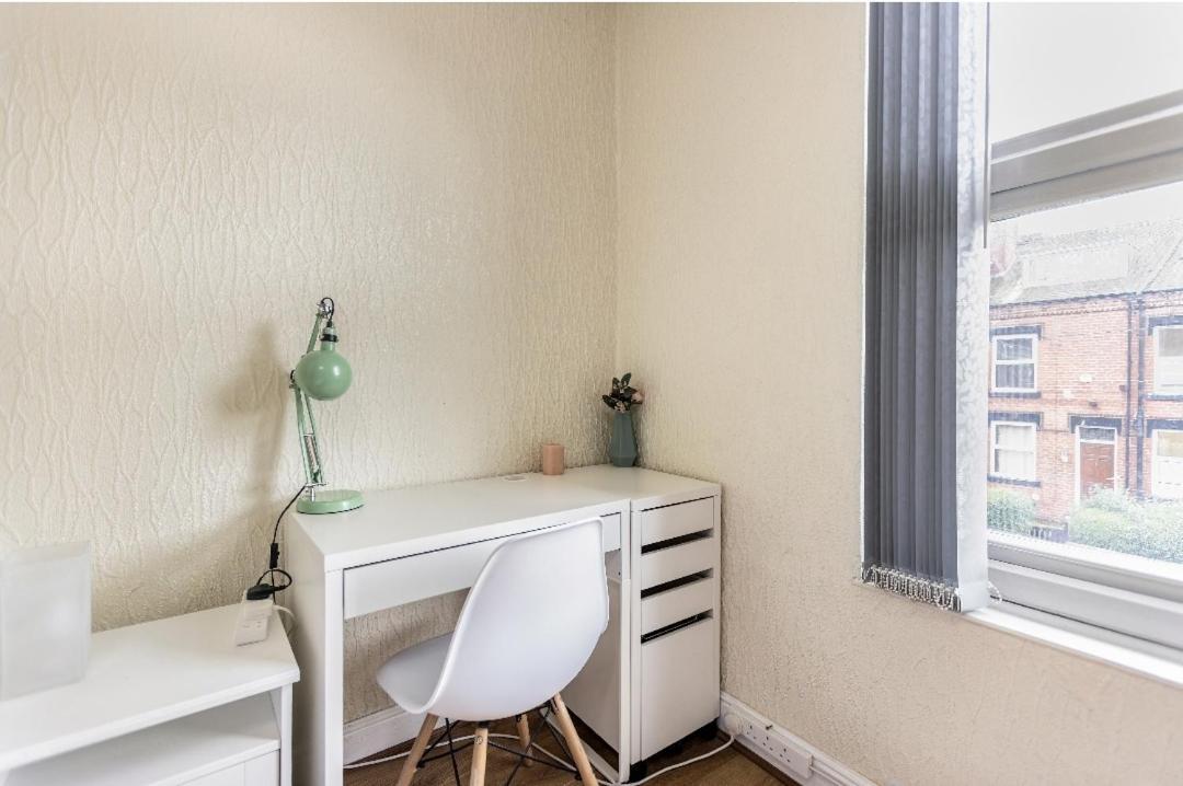 Spacious Two Bedroom House, Parking And Wifi リーズ エクステリア 写真