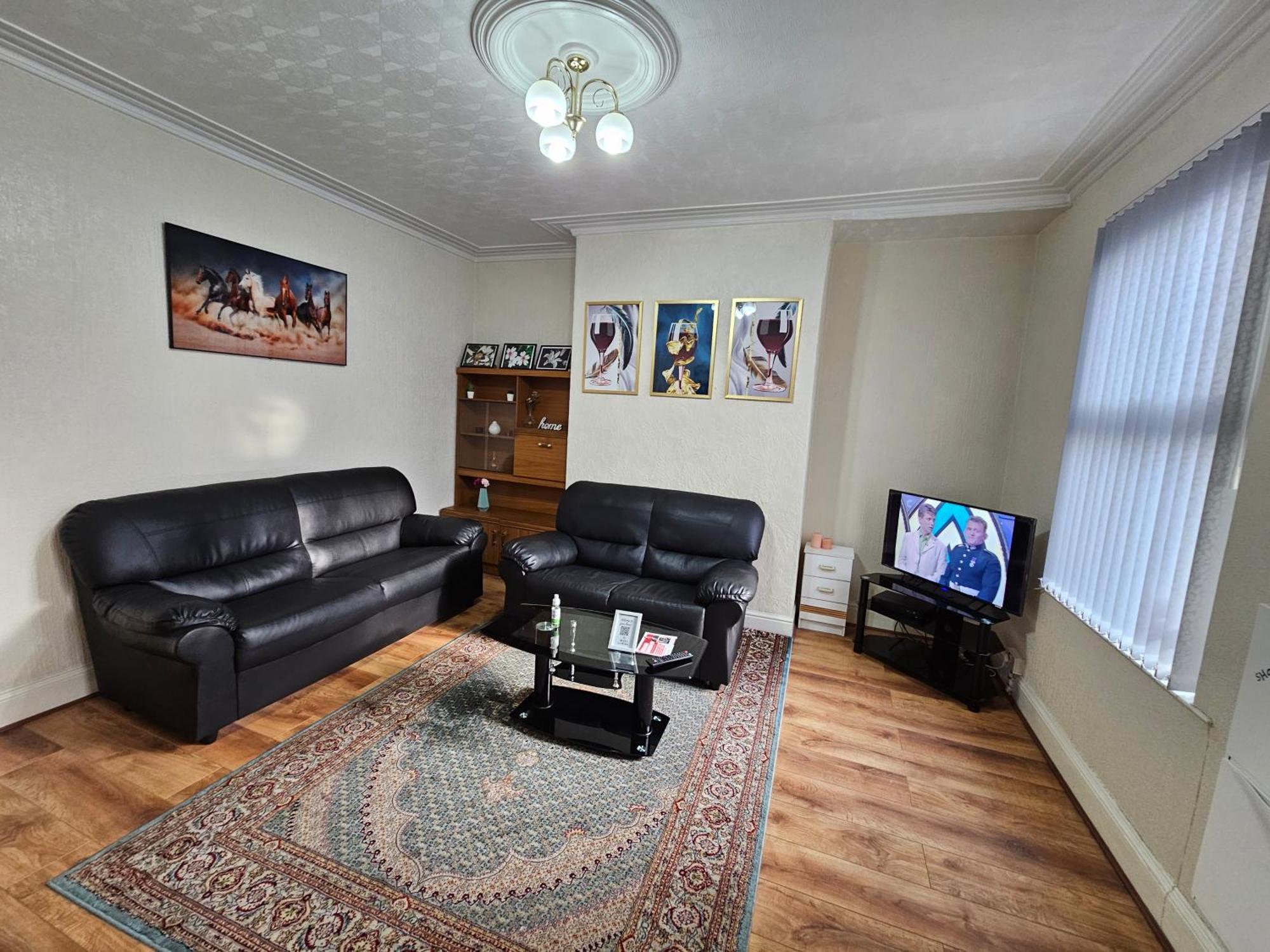 Spacious Two Bedroom House, Parking And Wifi リーズ エクステリア 写真