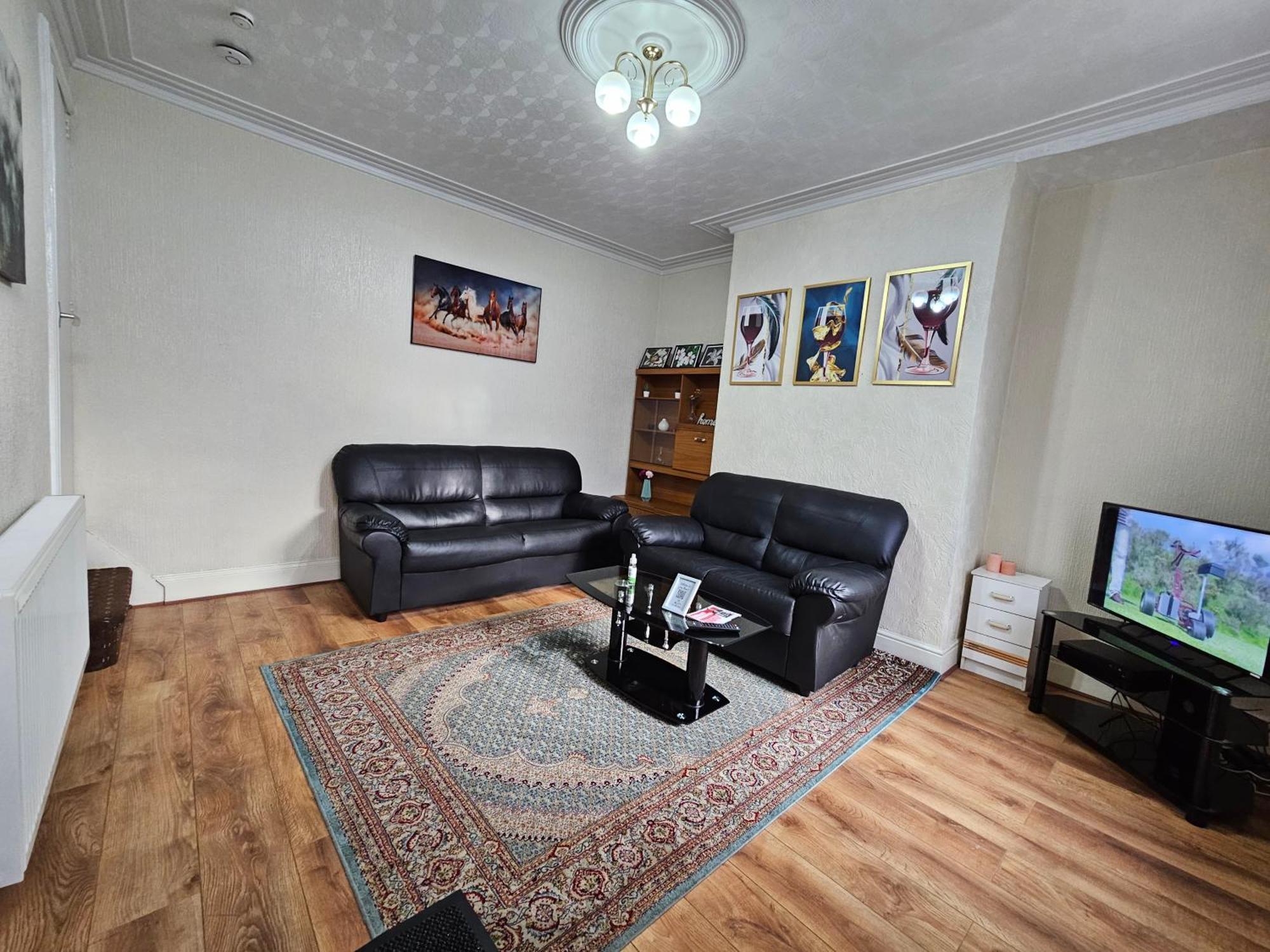 Spacious Two Bedroom House, Parking And Wifi リーズ エクステリア 写真
