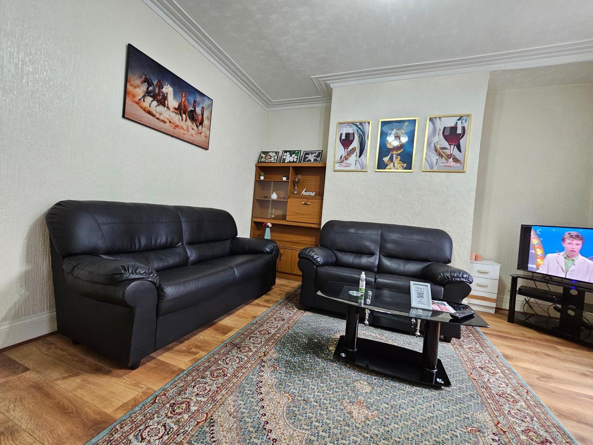 Spacious Two Bedroom House, Parking And Wifi リーズ エクステリア 写真